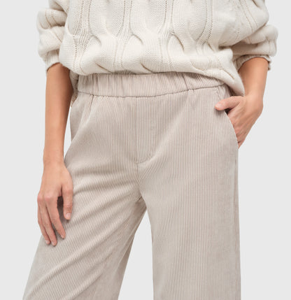 Mac Chiara Wide Leg Sand Beige – Detailaufnahme des Bundes und der Taschen, zeigt den feinen Cordstoff und die lässige Passform.