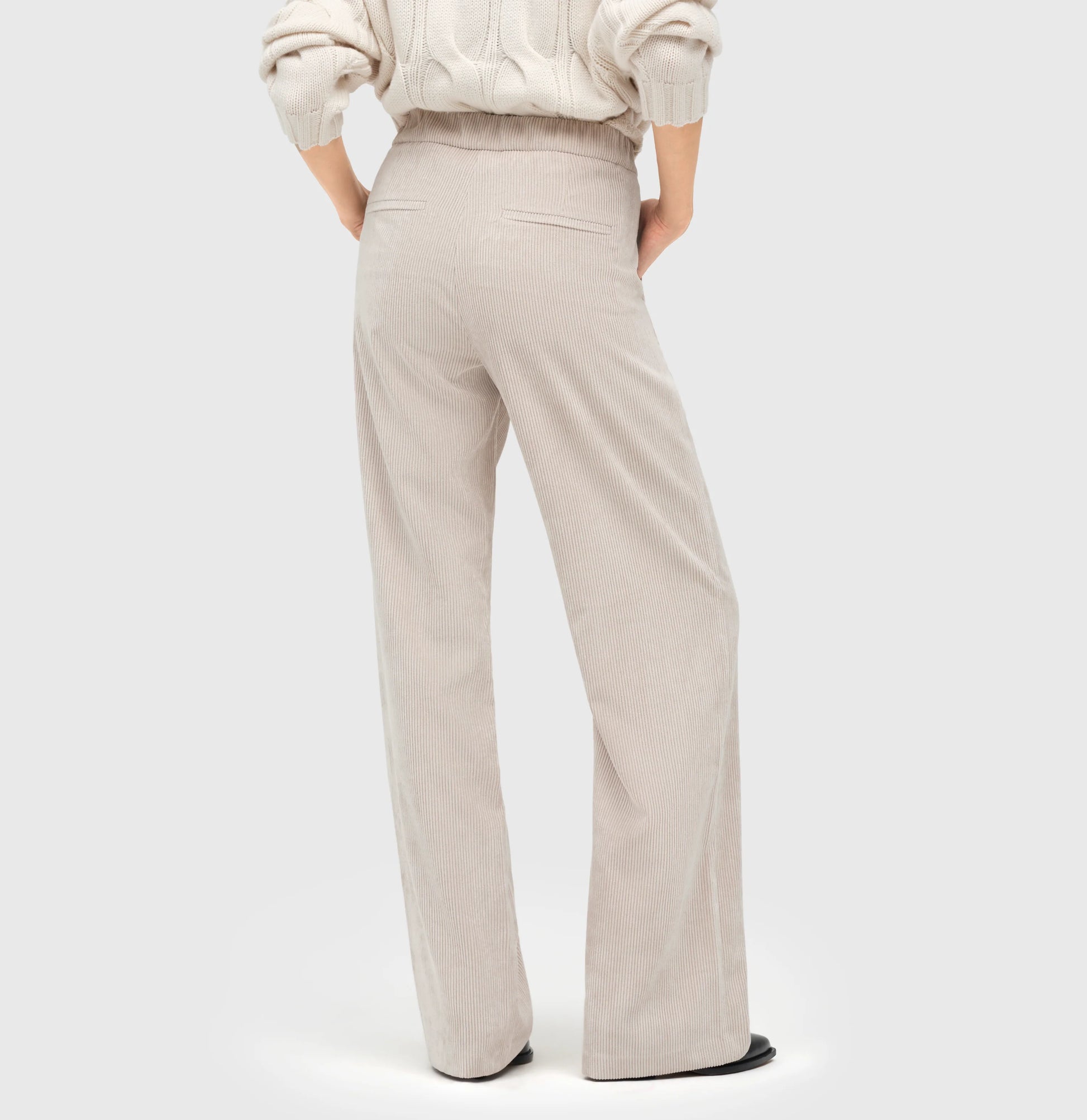 Mac Chiara Wide Leg Sand Beige – Rückansicht der beigen Cordhose mit weitem Bein und elastischem Bund für eine bequeme Passform.