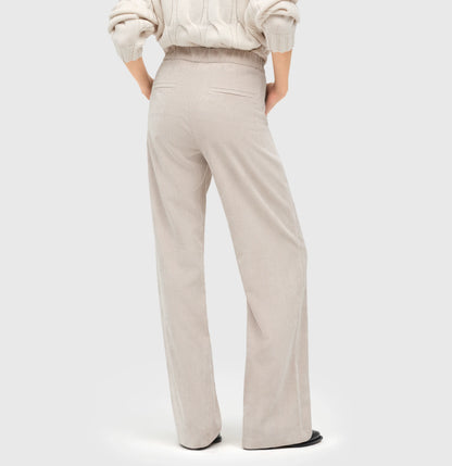 Mac Chiara Wide Leg Sand Beige – Rückansicht der beigen Cordhose mit weitem Bein und elastischem Bund für eine bequeme Passform.