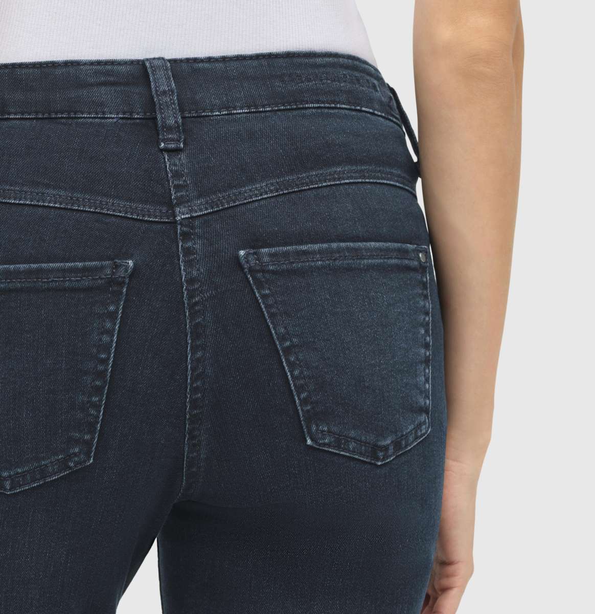 Nahaufnahme der Gesäßtaschen der Mac Dream Bootcut Jeans in Midnight Blue – klassische Jeansoptik mit Stretch-Komfort