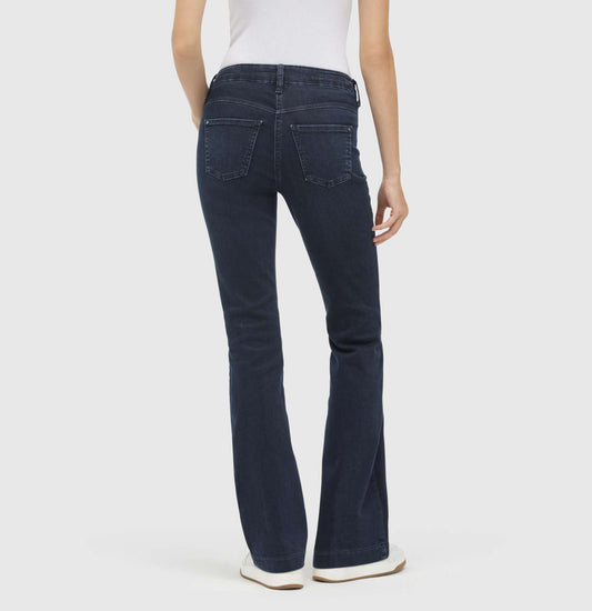 Rückansicht der Mac Dream Bootcut Jeans in Midnight Blue – moderner Bootcut Fit mit ausgestelltem Bein