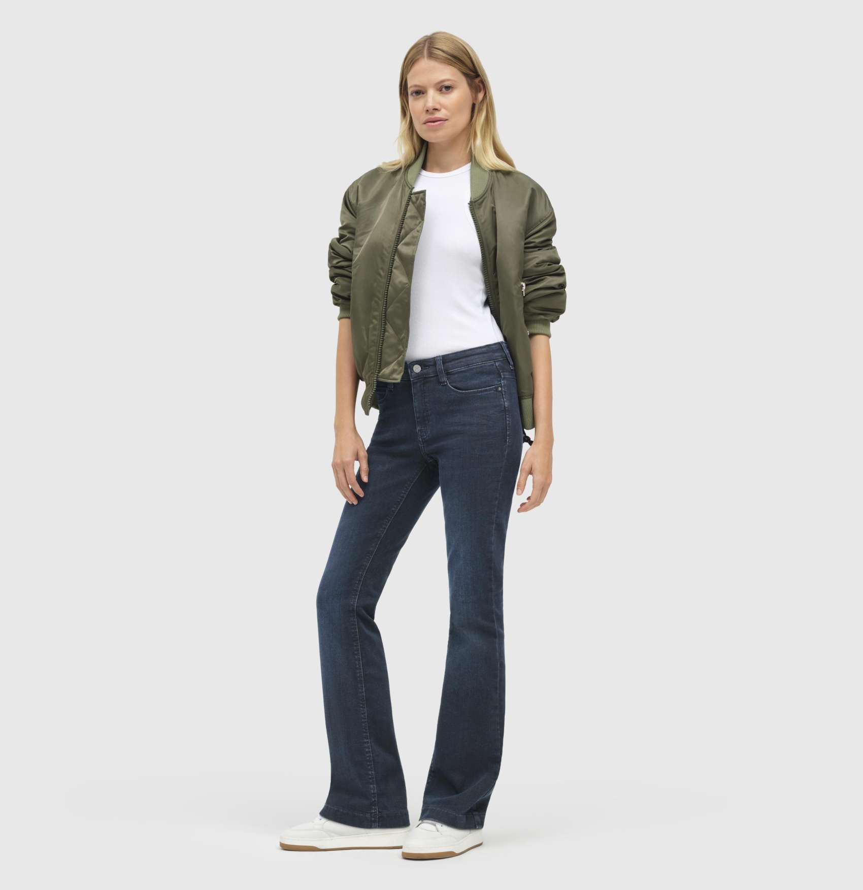 Komplettansicht eines Modells mit Mac Dream Bootcut Jeans in Midnight Blue – stilvolle Kombination aus Komfort und Figurbetonung