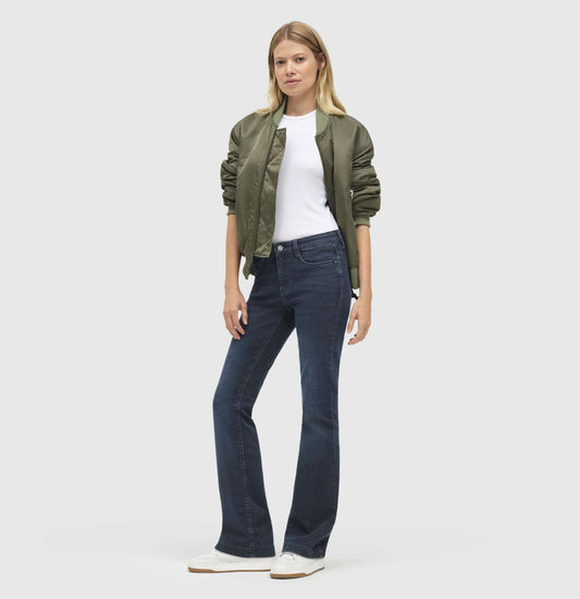 Komplettansicht eines Modells mit Mac Dream Bootcut Jeans in Midnight Blue – stilvolle Kombination aus Komfort und Figurbetonung