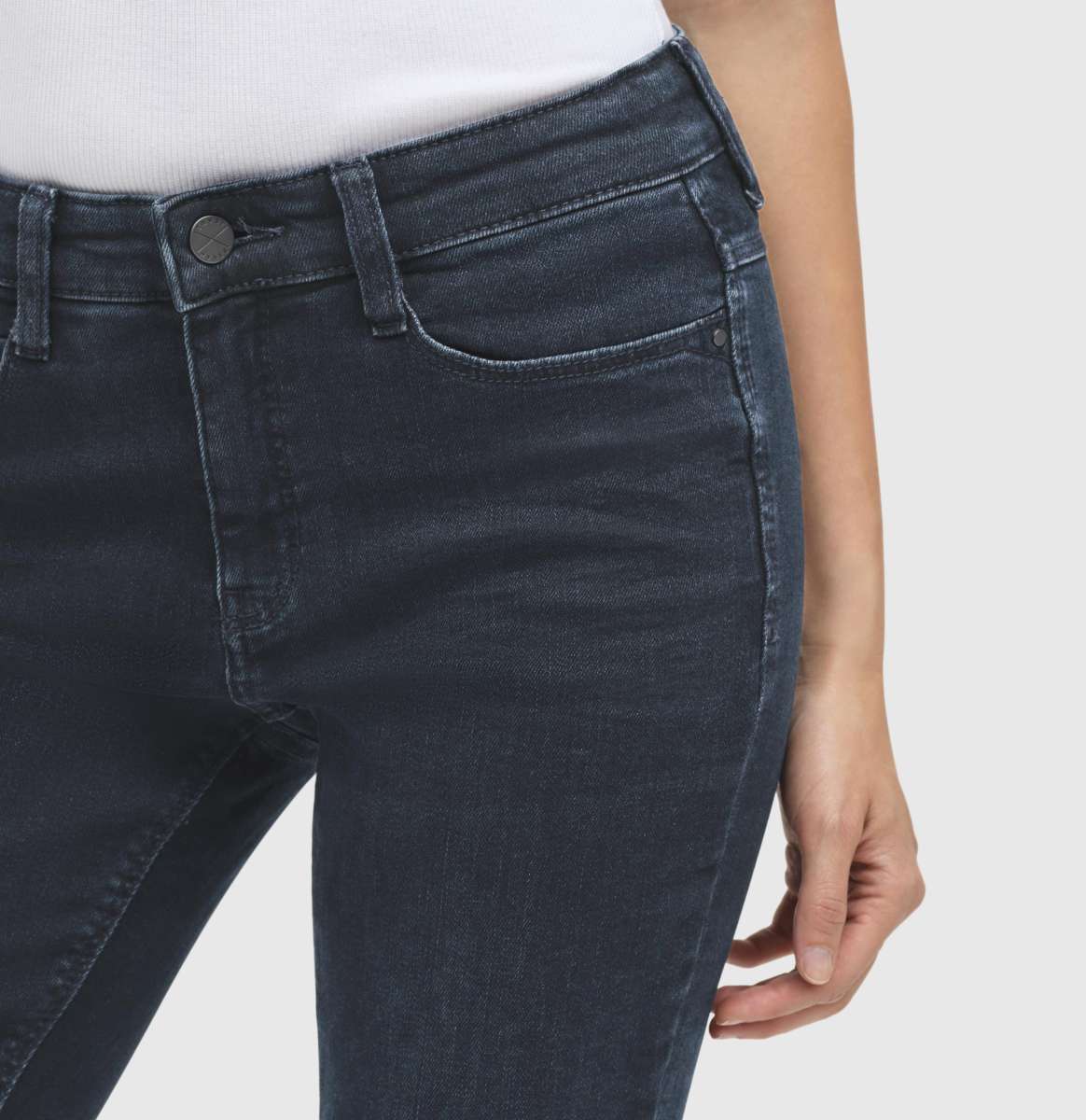 Detailaufnahme des vorderen Bunds der Mac Dream Bootcut Jeans in Midnight Blue – Five-Pocket-Design und Reißverschluss
