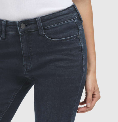 Detailaufnahme des vorderen Bunds der Mac Dream Bootcut Jeans in Midnight Blue – Five-Pocket-Design und Reißverschluss