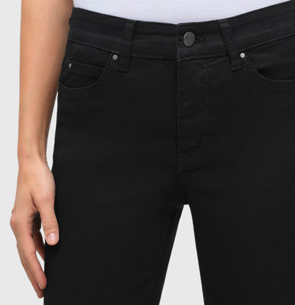 Mac Dream Damenhose – Skinny Fit – Farbe D999 – Detailansicht mit Knopf und Gürtelschlaufen