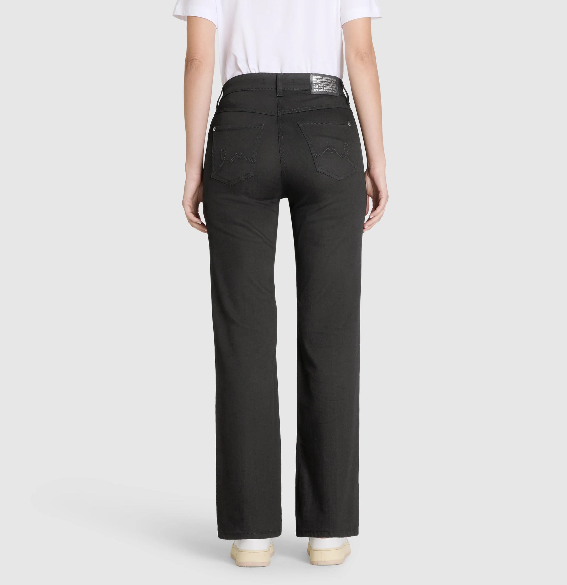 Mac Laura Boot Cut Black – Rückansicht der schwarzen Jeans mit geradem Sitz, formgebenden Nähten und klassischer Taschenverarbeitung.