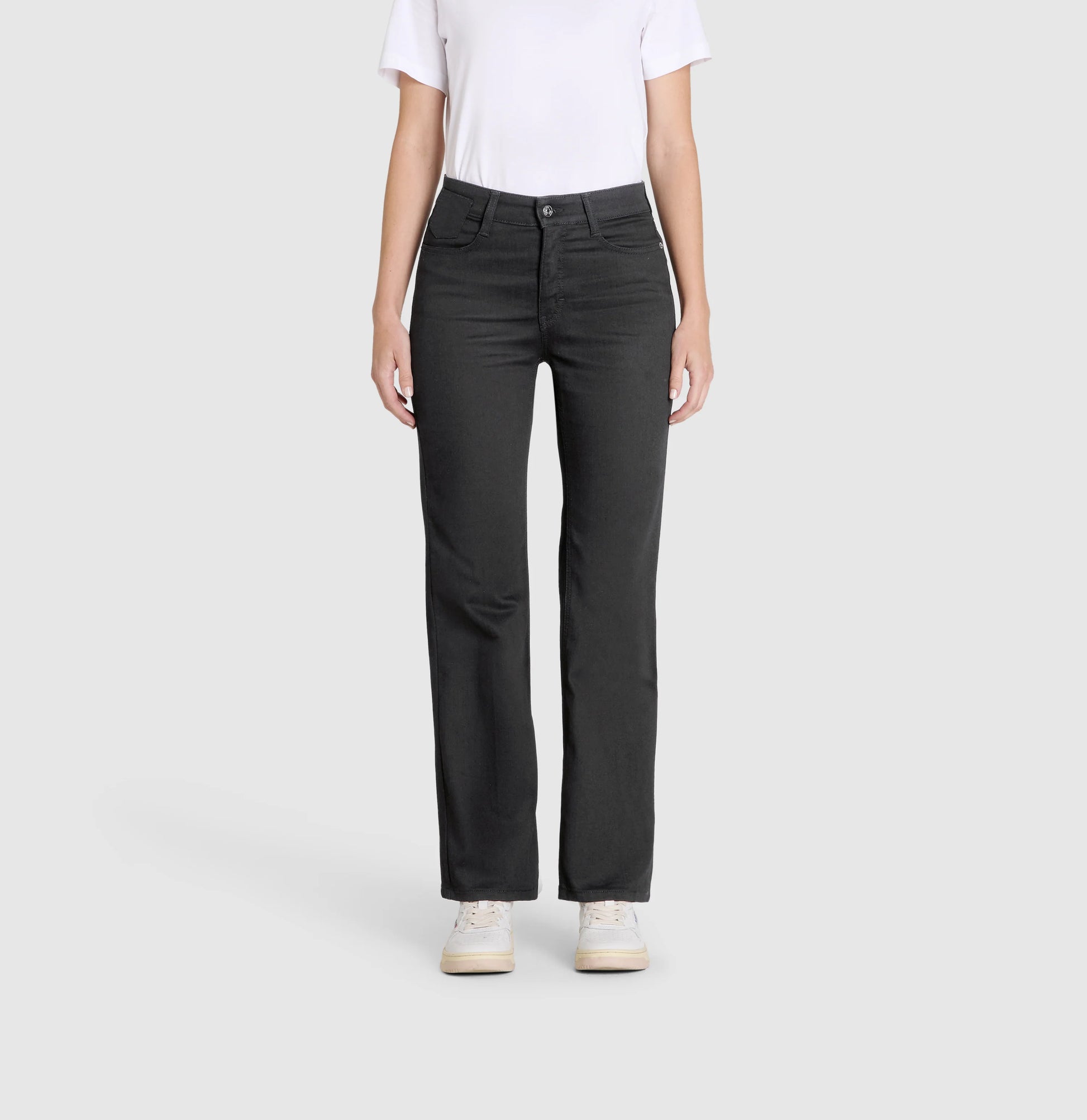 Mac Laura Boot Cut Black – Vorderansicht der schwarzen Damenjeans mit leicht ausgestelltem Bein und klassischem Schnitt, kombiniert mit weißem T-Shirt und Sneakern.