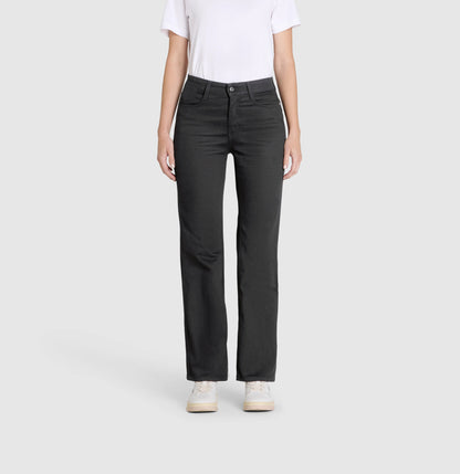 Mac Laura Boot Cut Black – Vorderansicht der schwarzen Damenjeans mit leicht ausgestelltem Bein und klassischem Schnitt, kombiniert mit weißem T-Shirt und Sneakern.