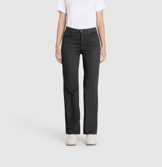 Mac Laura Boot Cut Black – Vorderansicht der schwarzen Damenjeans mit leicht ausgestelltem Bein und klassischem Schnitt, kombiniert mit weißem T-Shirt und Sneakern.