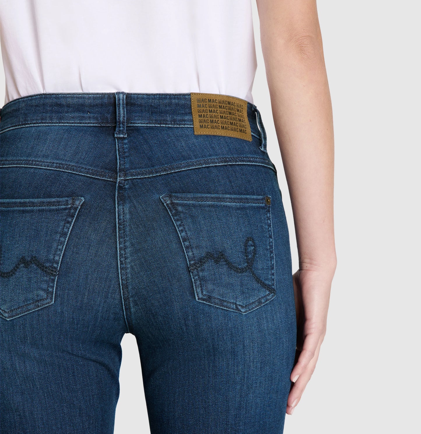 Mac Laura Boot Cut Trendy Vintage – Detailaufnahme der Rückseite mit markanter Nahtführung und gesticktem MAC Logo auf den Gesäßtaschen.