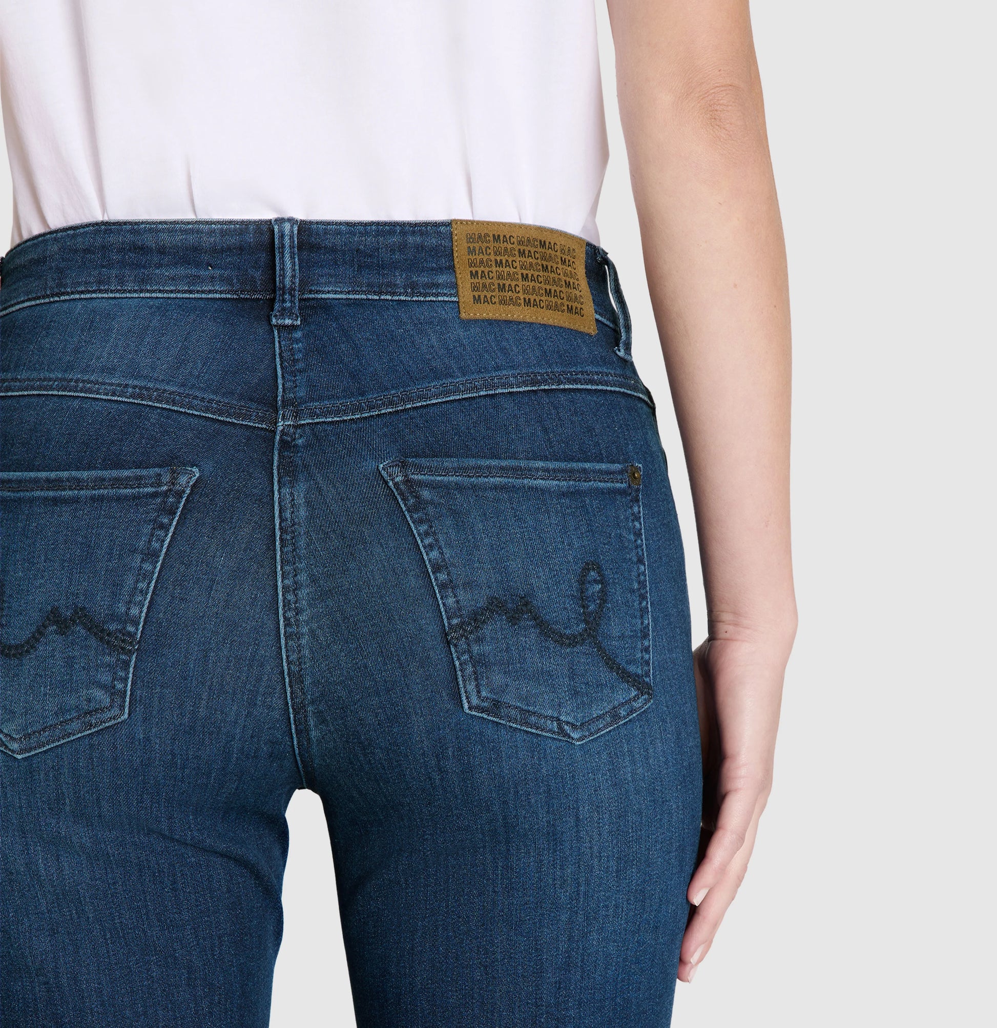 Mac Laura Boot Cut Trendy Vintage – Detailaufnahme der Rückseite mit markanter Nahtführung und gesticktem MAC Logo auf den Gesäßtaschen.