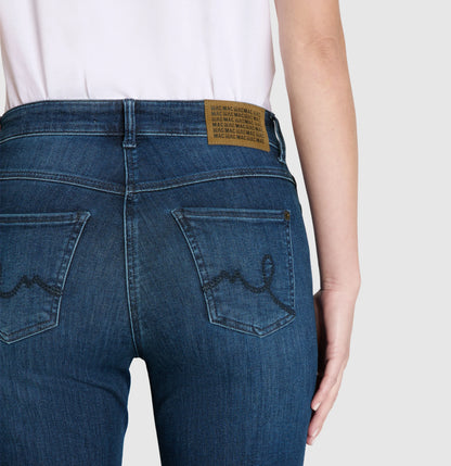 Mac Laura Boot Cut Trendy Vintage – Detailaufnahme der Rückseite mit markanter Nahtführung und gesticktem MAC Logo auf den Gesäßtaschen.