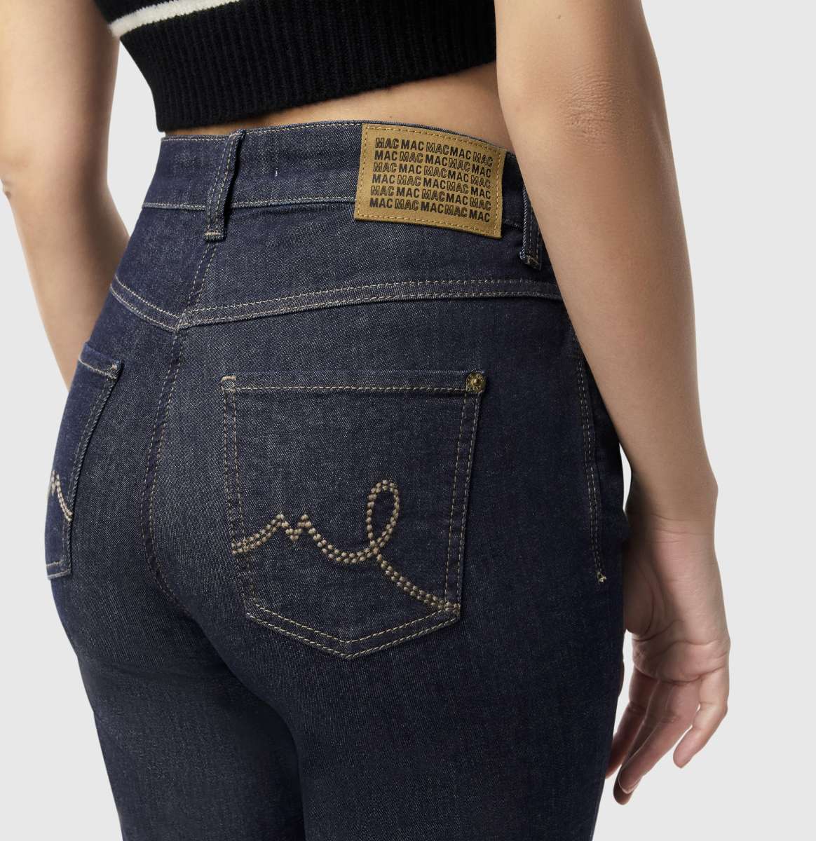 Mac Laura - Bootcut - Fashion Rinsed Jeans – Detailansicht des Gesäßtaschen-Designs und MAC Markenlabel