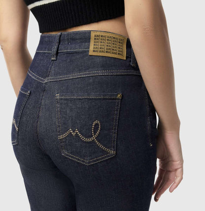 Mac Laura - Bootcut - Fashion Rinsed Jeans – Detailansicht des Gesäßtaschen-Designs und MAC Markenlabel