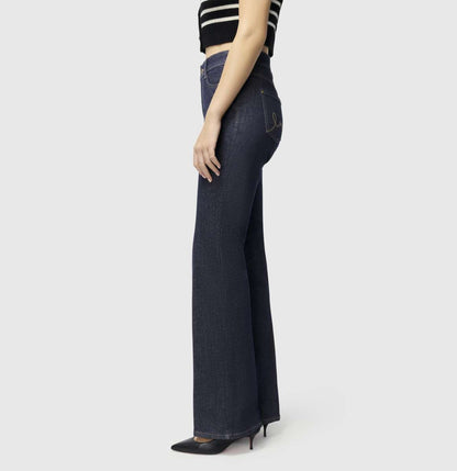 Mac Laura - Bootcut - Fashion Rinsed Jeans – Seitenansicht mit leicht ausgestelltem Bein und entspannter Passform