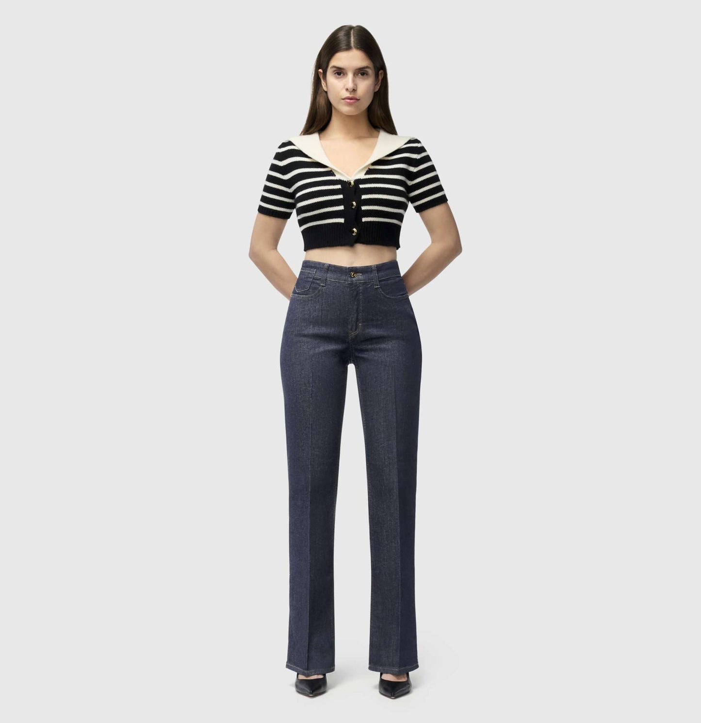 Mac Laura - Bootcut - Fashion Rinsed Jeans – Vorderansicht mit leicht ausgestelltem Bein und entspannter Passform