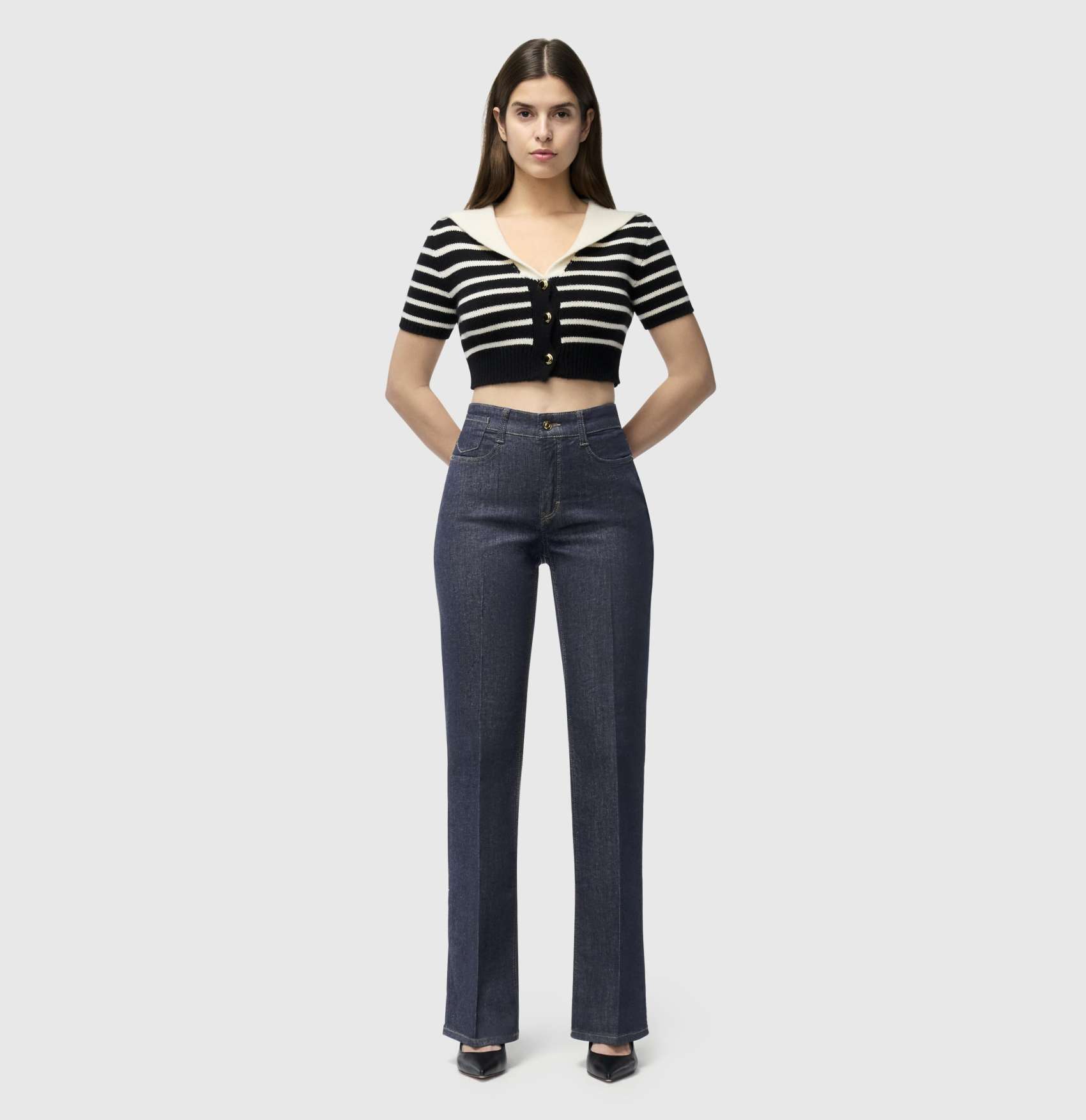 Mac Laura - Bootcut - Fashion Rinsed Jeans – Vorderansicht mit leicht ausgestelltem Bein und entspannter Passform