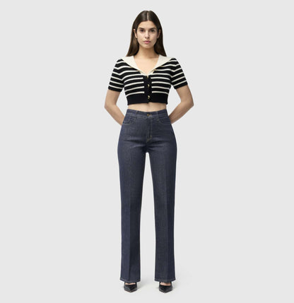 Mac Laura - Bootcut - Fashion Rinsed Jeans – Vorderansicht mit leicht ausgestelltem Bein und entspannter Passform