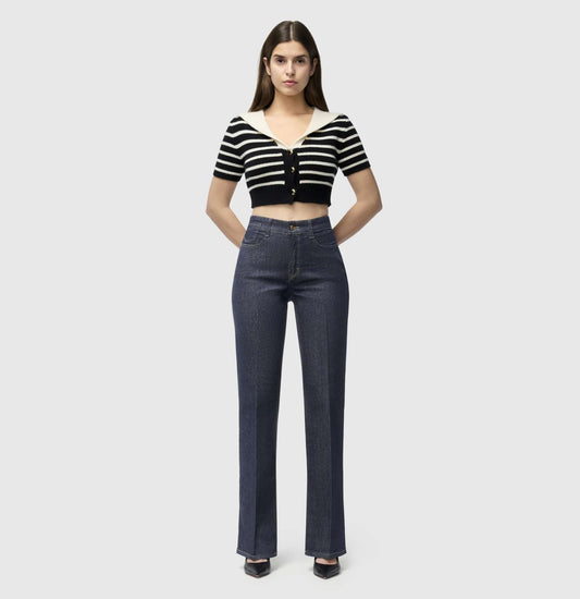 Mac Laura - Bootcut - Fashion Rinsed Jeans – Vorderansicht mit leicht ausgestelltem Bein und entspannter Passform
