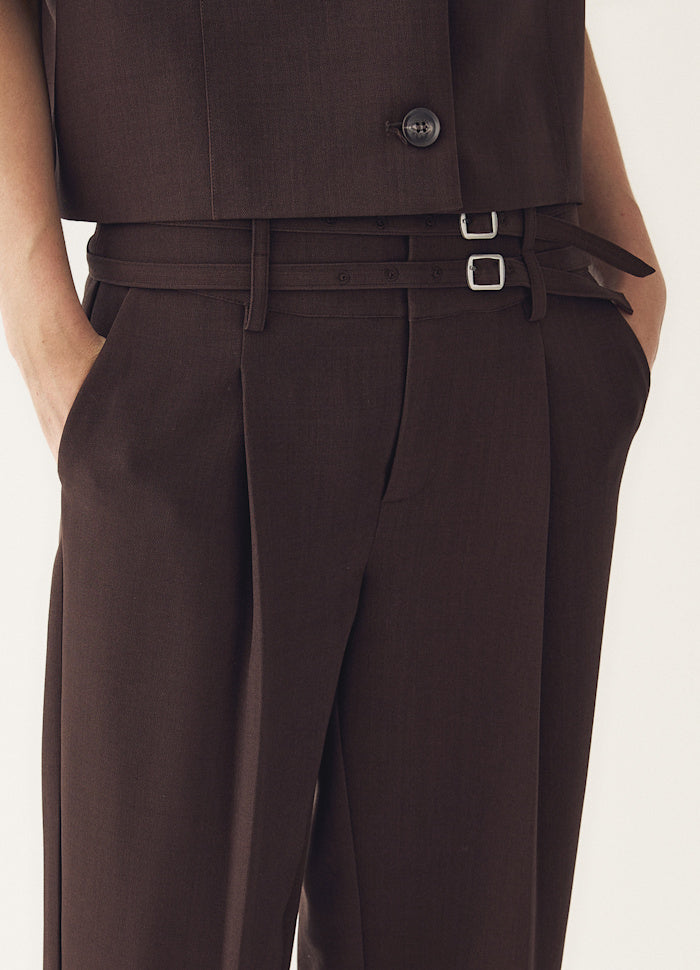 Noella Darryl Pants - Chocolate mit hohem Bund, doppeltem Gürtel und eleganter Bundfalten-Detailansicht