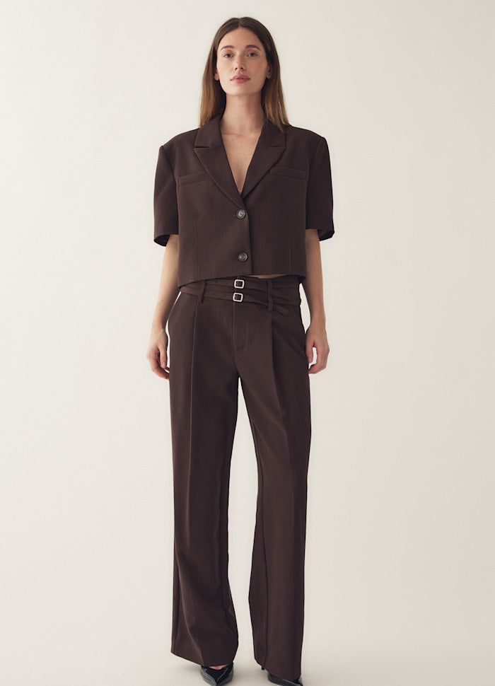 Noella Darryl Pants - Chocolate in Vorderansicht, hochtaillierte Stoffhose mit weitem Bein und modernem Schnitt