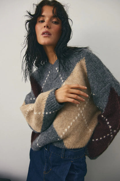 Noella Laia Knit Sand Melange – Detailaufnahme des Strickpullovers mit weicher Textur und farbblockiertem Argyle-Design