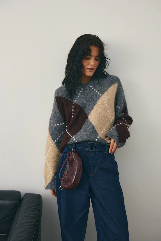 Noella Laia Knit Sand Melange – Vorderansicht des gemütlichen Oversize-Pullovers mit Diamantmuster in Naturtönen