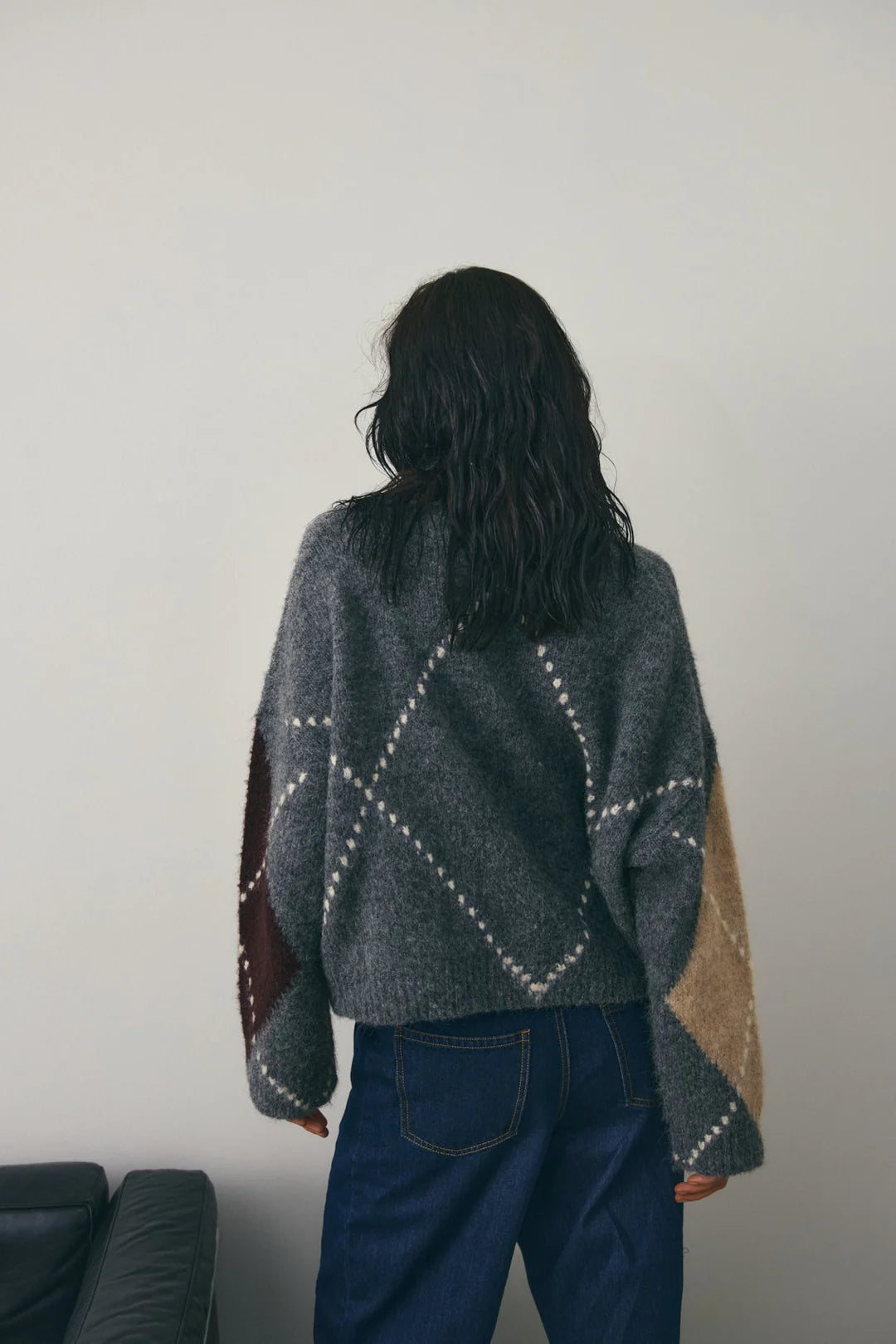 Noella Laia Knit Sand Melange – Rückansicht des kuscheligen Strickpullovers mit Argyle-Muster in Grau, Beige und Braun