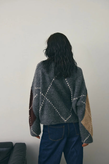Noella Laia Knit Sand Melange – Rückansicht des kuscheligen Strickpullovers mit Argyle-Muster in Grau, Beige und Braun