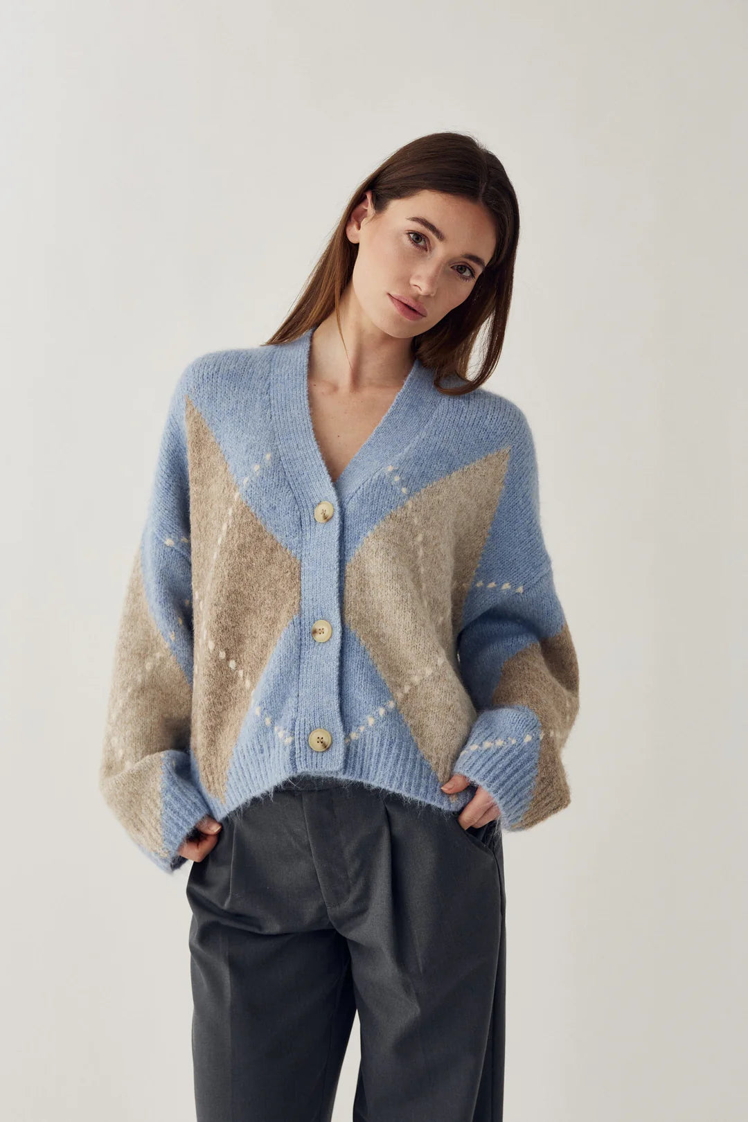 Noella Laiana Knit Cardigan - Sky Blue Mix Vorderansicht mit V-Ausschnitt, Knopfleiste und zweifarbigem Strickmuster.