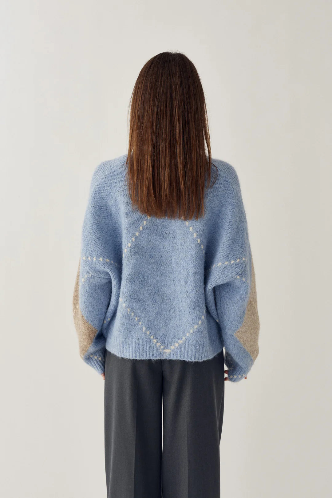 Noella Laiana Knit Cardigan - Sky Blue Mix Rückansicht mit lockerem Schnitt, Farbblock-Design und weichem Strickmaterial.