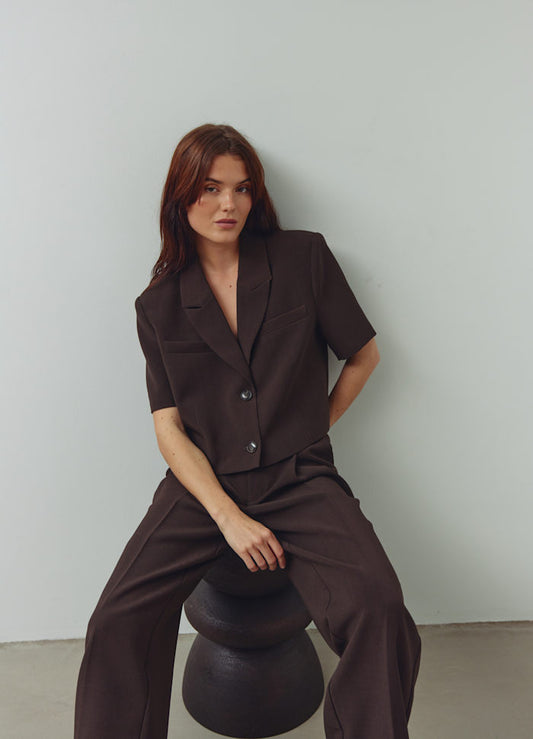 Noella Leanne Crop Blazer - Chocolate in sitzender Frontansicht mit klassischem Revers und modernem Cropped Design
