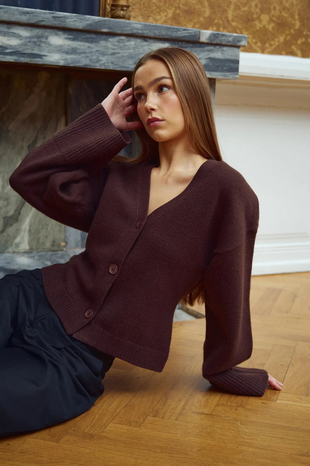 Noella Lenyx Knit Cardigan Chocolate – Vorderansicht der kurzen Strickjacke mit V-Ausschnitt, großen Knöpfen und weiten Ärmeln.