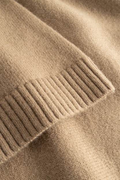 Detailaufnahme des Noella Lenyx Knit Cardigan Timber Brown Melange – weiche Strickstruktur und gerippte Bündchen in Braun.