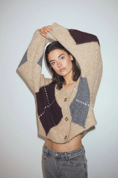 Noella N-Laiana Knit Cardigan Sand Melange – gemütliche Strickjacke mit Argyle-Muster in Beige, Grau und Braun an einem Model, Vorderansicht, lässiger Look.
