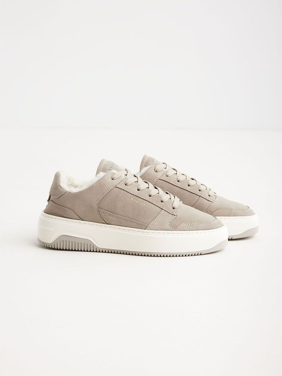 Vorderansicht des Nubikk Basket Teddy Sneakers in Taupe mit Schnürdetails und flauschigem Wollfutter.