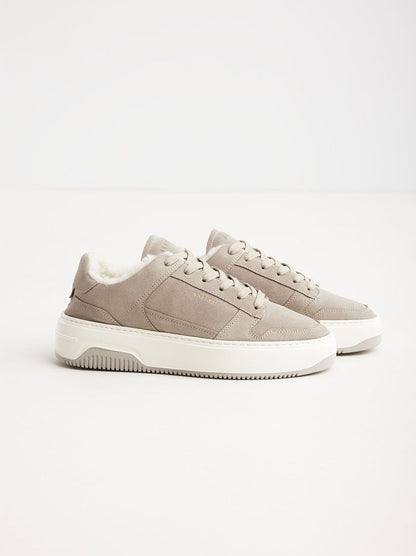 Vorderansicht des Nubikk Basket Teddy Sneakers in Taupe mit Schnürdetails und flauschigem Wollfutter.