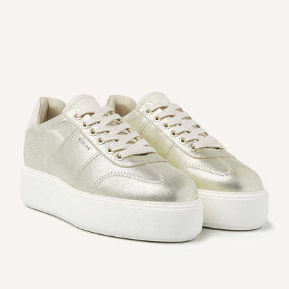 Nubbik Elise Wing II Gold Metallic Shiny – Seitenansicht der Sneaker mit glänzendem Leder und weißer Platform-Sohle.