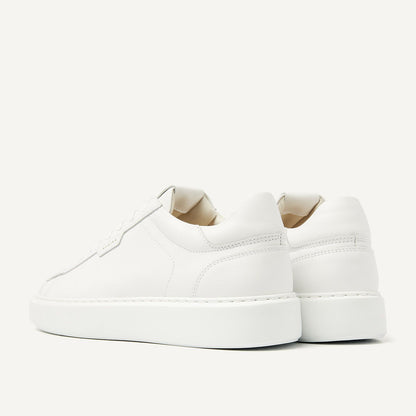 Nubbik Vince Tora White – Rückansicht der minimalistischen weißen Sneaker mit gepolstertem Fersenbereich.