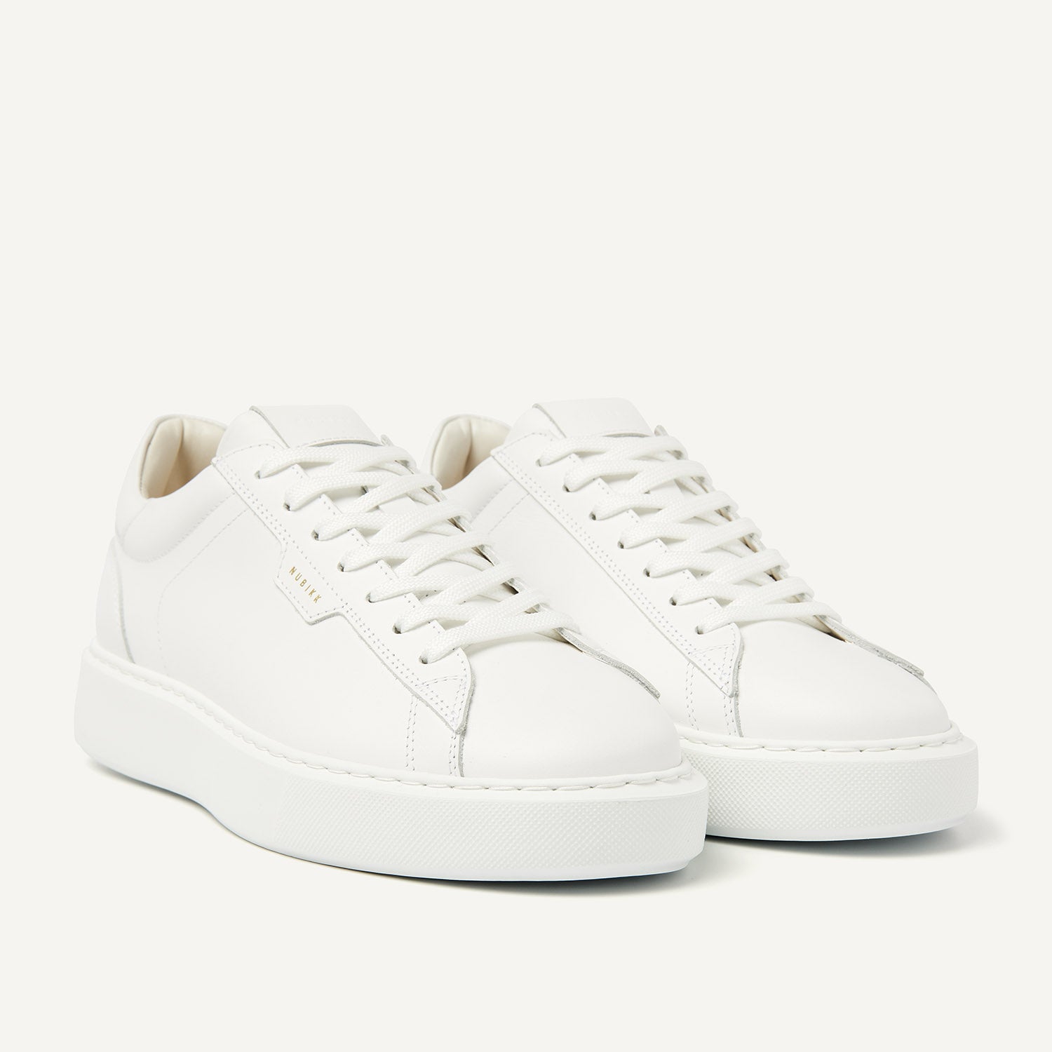  Nubbik Vince Tora White – Seitenansicht der weißen Leder-Sneaker mit flachen Schnürsenkeln und eleganter EVA-Sohle.