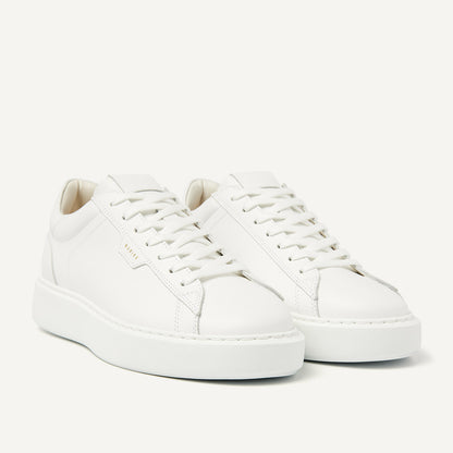  Nubbik Vince Tora White – Seitenansicht der weißen Leder-Sneaker mit flachen Schnürsenkeln und eleganter EVA-Sohle.