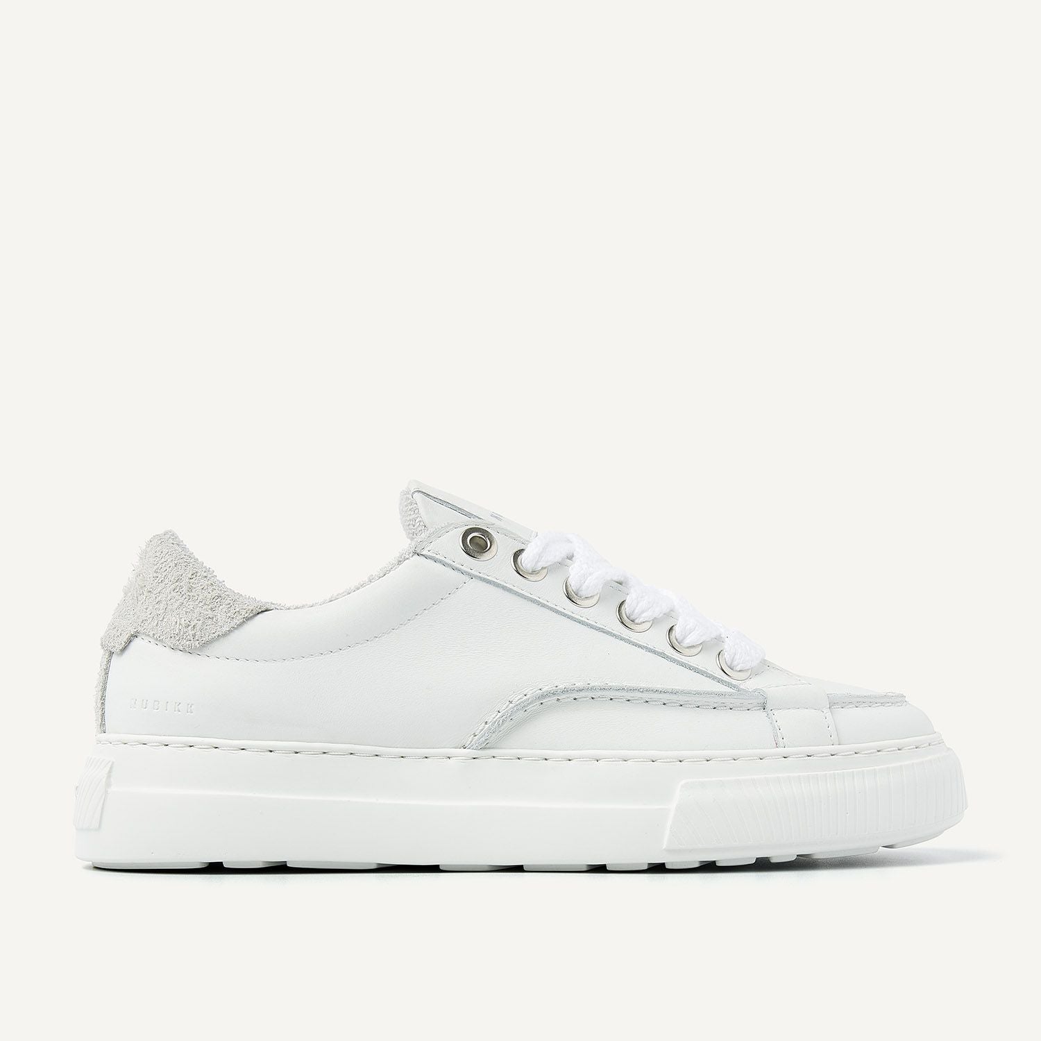 Nubikk Caldera Tora White Sneaker in Seitenansicht mit Details aus Wildleder und Metallösen.