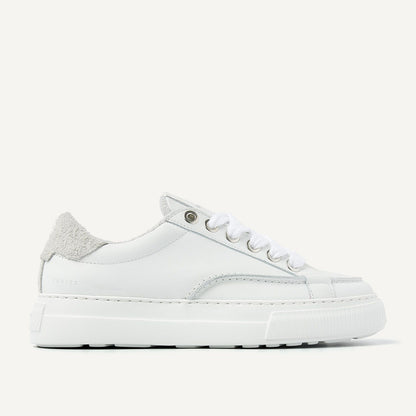 Nubikk Caldera Tora White Sneaker in Seitenansicht mit Details aus Wildleder und Metallösen.