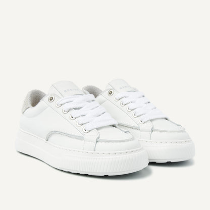 Nubikk Caldera Tora White Sneaker aus weißem Leder mit Ziernähten und dicker Sohle.