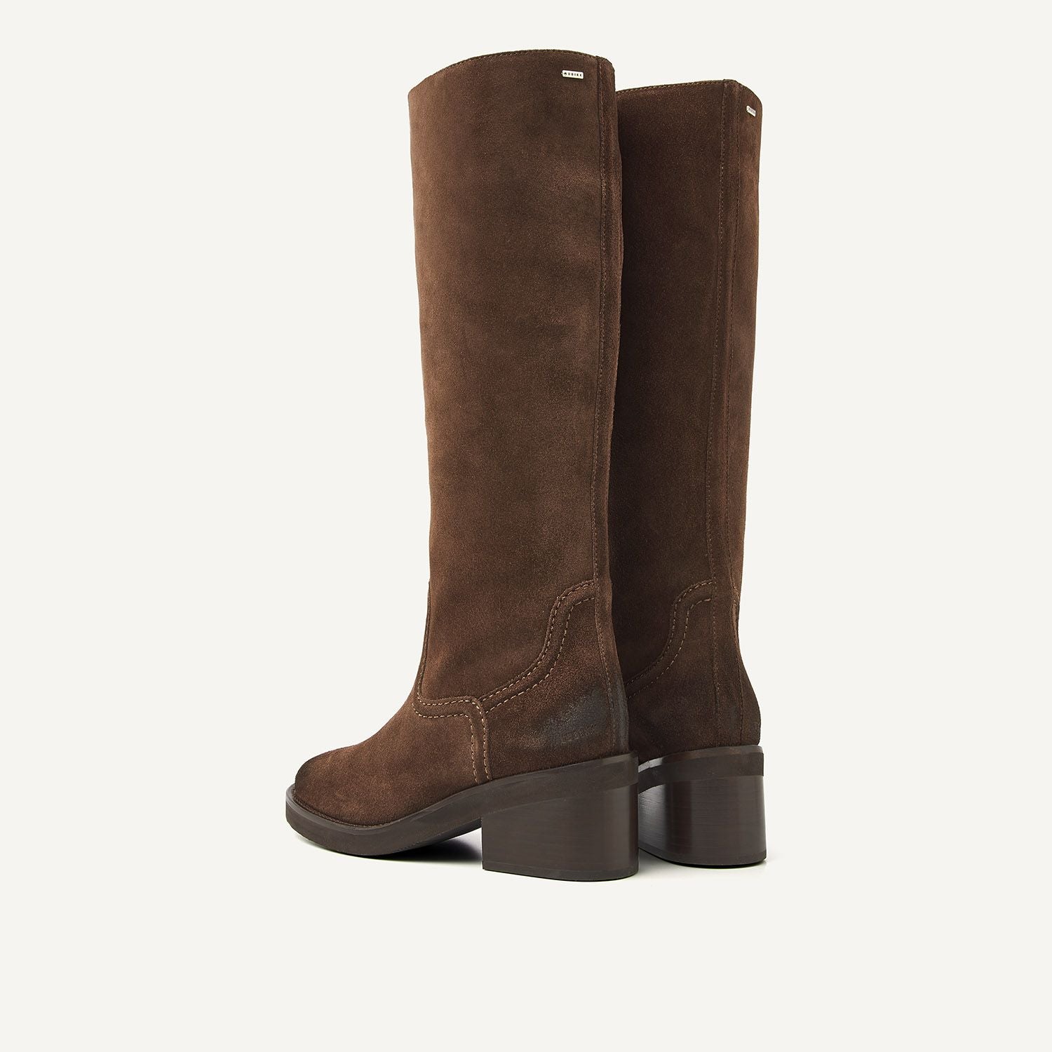 Nubikk Cassy Boot - Dark Brown Suede in Seitenansicht mit Fokus auf Absatz und Veloursleder
