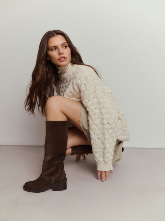 Nubikk Cassy Boot - Dark Brown Suede im Styling mit Strickpullover und Rock