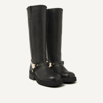 Vorderansicht der Nubikk Eve Lynn - Black Leather Stiefel mit markanter runder Kappe und goldenen Akzenten – moderne Damenstiefel aus Leder