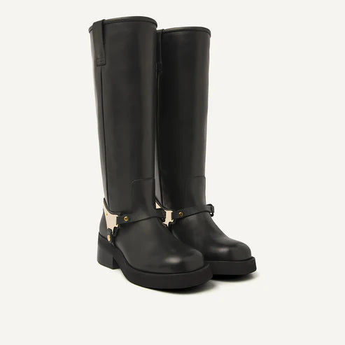 Vorderansicht der Nubikk Eve Lynn - Black Leather Stiefel mit markanter runder Kappe und goldenen Akzenten – moderne Damenstiefel aus Leder