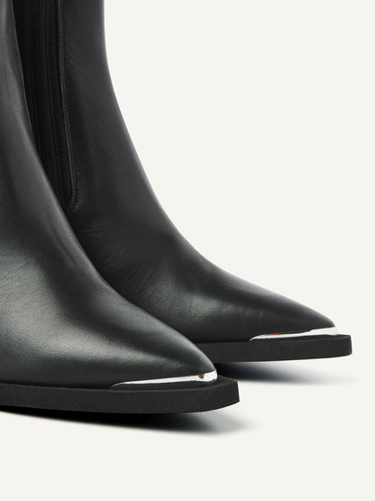 Detailaufnahme der Nubikk Liv Loua Metal Black Leather Stiefeletten – schwarze Spitze mit Metallkante und glattem Leder